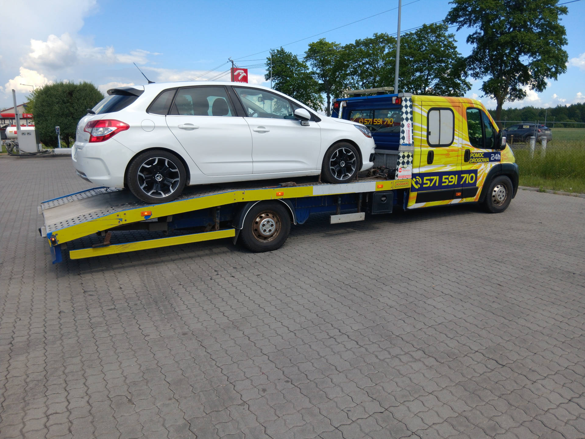 Holowanie Toruń transport samochodów na lawecie