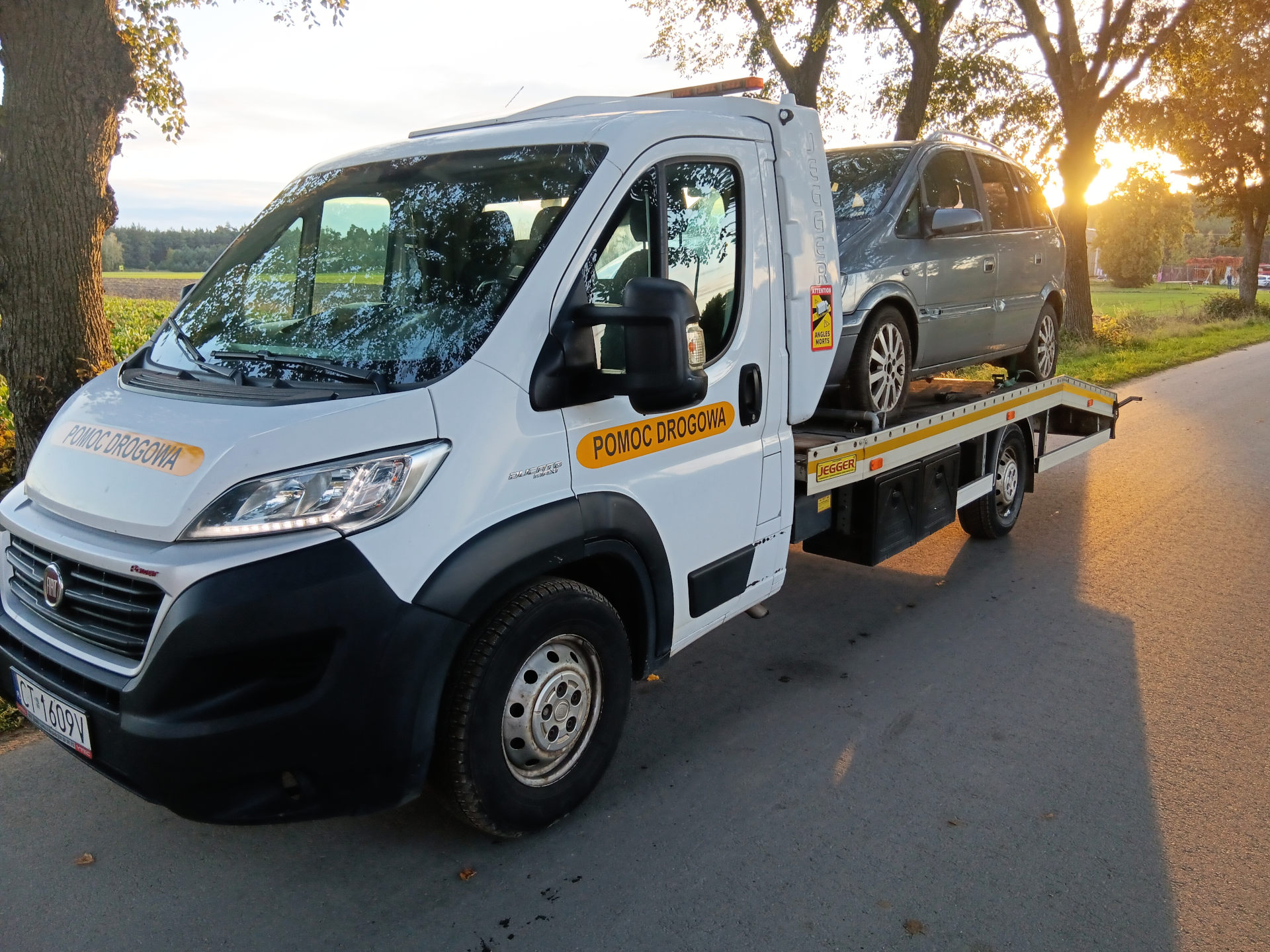 Pomoc drogowa Toruń transport samochodów na prawocie